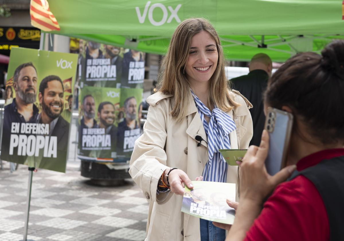 La candidata de Vox Júlia Calvet, por las calles de Barcelona