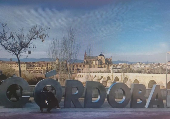 Una pareja se fotografía con la palabra 'Córdoba' en diciembre