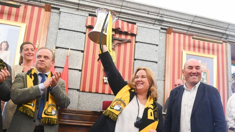 La alcaldesa de la ciudad, Cristina Ayala, con la Copa del Rey lograda por el Deportivo Recoletas Burgos-Caja Rural