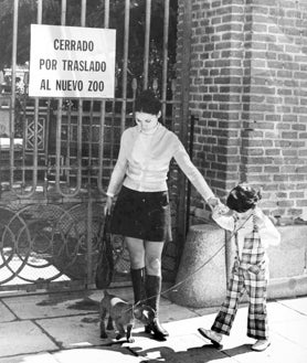 Imagen secundaria 2 - Arriba, construcción del Delfinario del Zoo, en una fase más avanzada de la instalación. Abajo, izq,, otra de las instalaciones. Dcha, la reja que cerraba la Casa de Fieras tras su traslado