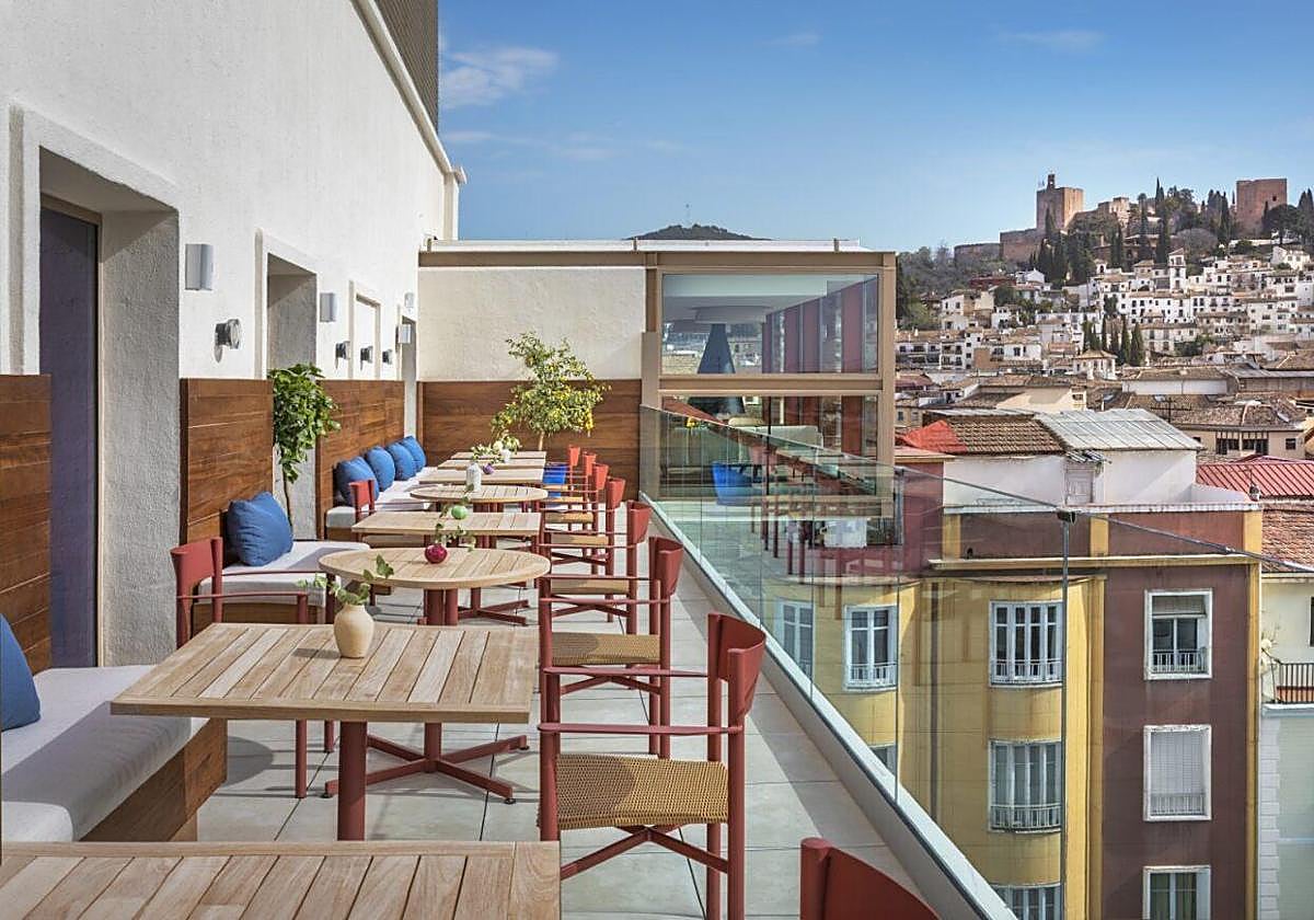 La terraza permite comer sushi en Granada con vistas a la Alhambra