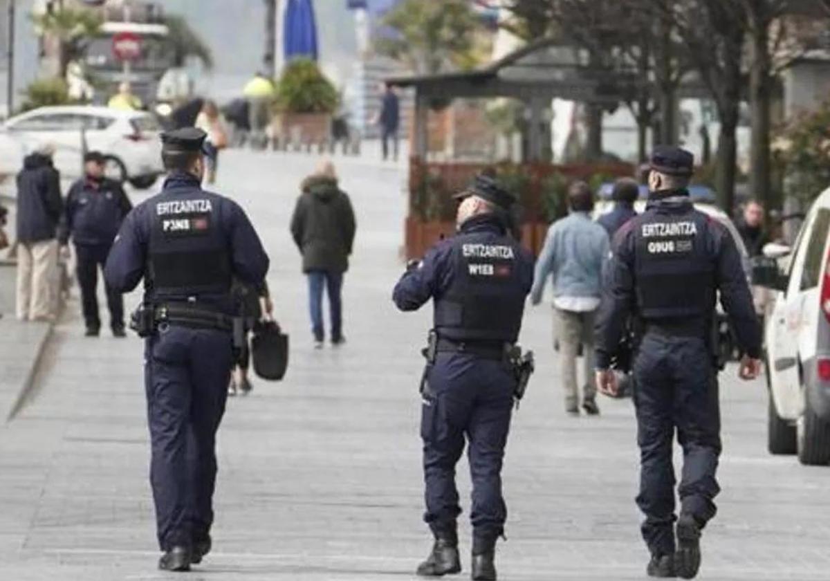 Agentes de la Ertzaintza, en una imagen de archivo