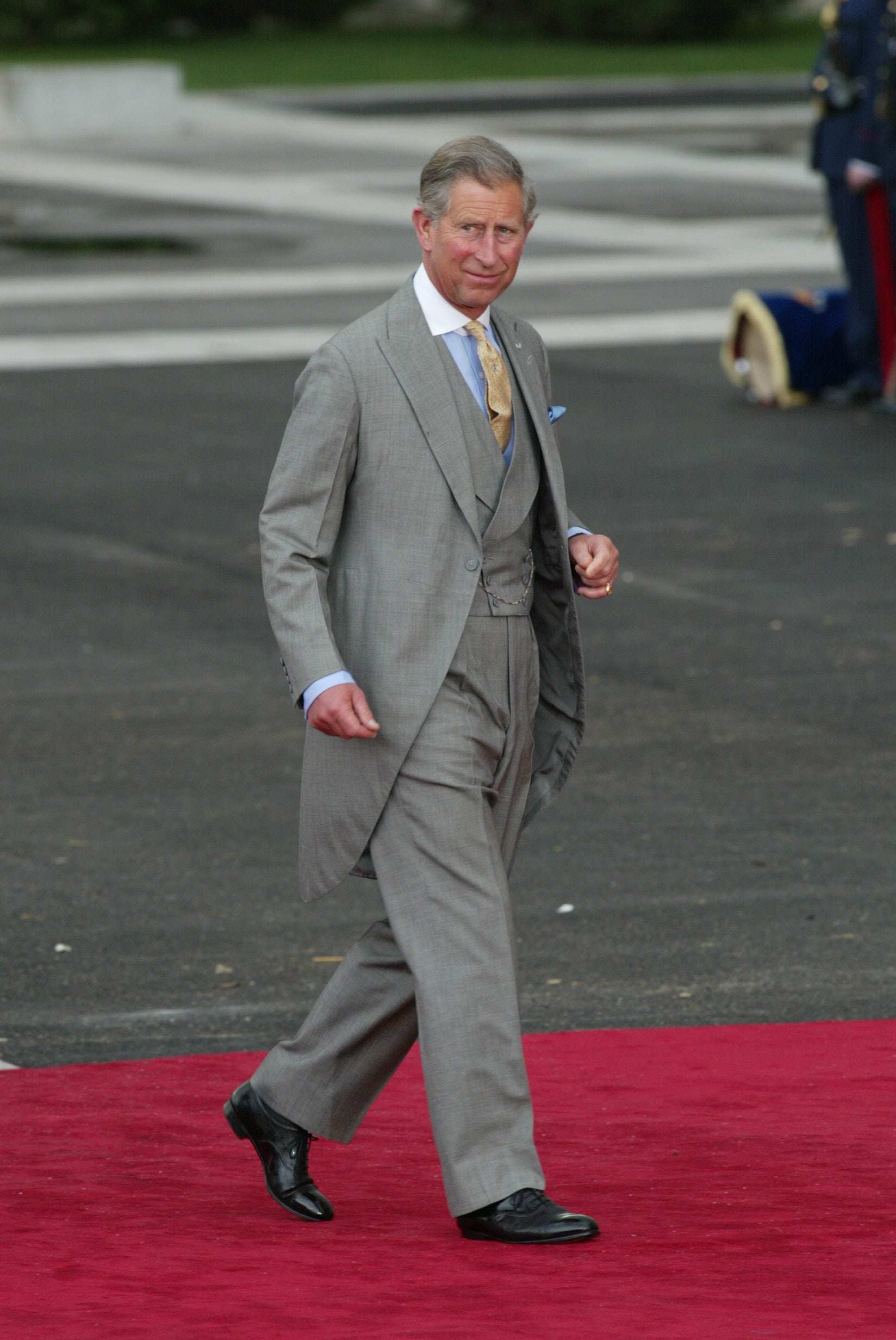 El Rey Carlos III acudió a la catedral con su habitual frac gris, el traje de etiqueta que suele utilizar cuando asiste a este tipo de celebraciones. Acudió solo, sin la Reina Isabel II. Los comentaristas entonces explicaron que la Reina de Inglaterra no tenía por costumbre asistir a las bodas que se celebraban fuera de Reino Unido. De hecho, únicamente fue a las ceremonias de los hijos del Rey Constantino de Grecia y la Princesa Ana María, que contrajeron matrimonio en Londres. 