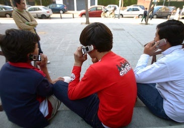 Adicciones a pantallas en menores en Madrid: «En el Marañón hay una planta habilitada para adolescentes que esperan su ingreso en psiquiatría»
