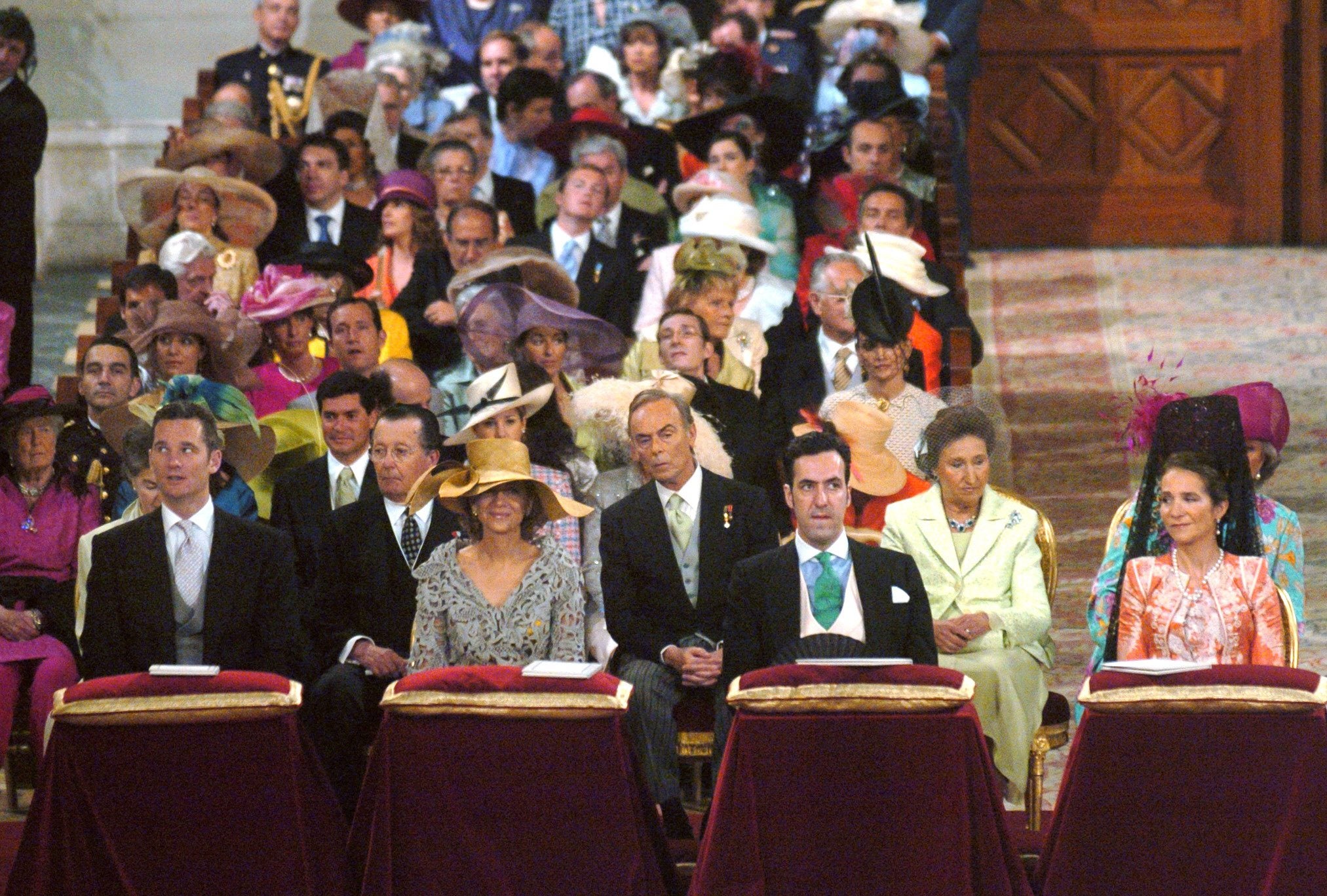 La Infanta Cristina e Iñaki Urdangarin, duques de Palma de Mallorca, y la Infanta Elena y Jaime de Marichalar, duques de Lugo, en el interior de la catedral de la Almudena durante la eucaristía. Esta imagen de los cuatro duques juntos no se volverá a repetir. El 13 de noviembre de 2007 se produjo la primera separación 'royal' cuando un portavoz de la Zarzuela anunció que la Infanta Elena y Jaime de Marichalar habían decidido «cesar temporalmente su convivencia». También la Infanta Cristina e Iñaki Urdangarin pusieron fin a su relación hace apenas unos meses. 