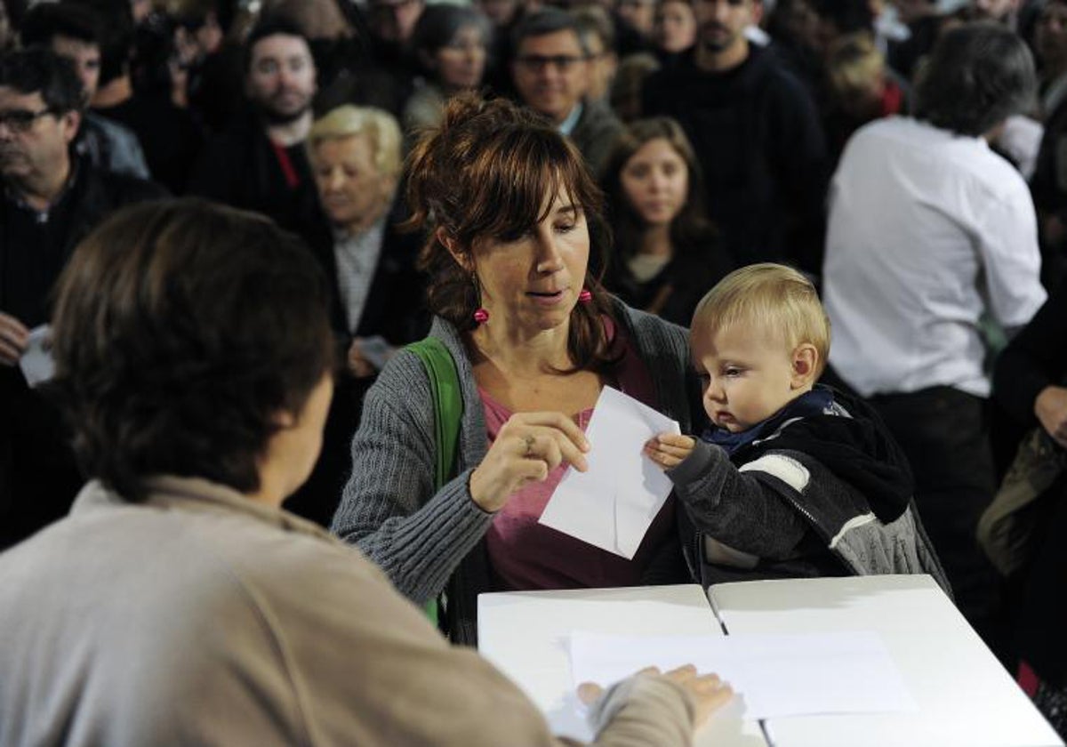 Mujer depositando su voto en la urna