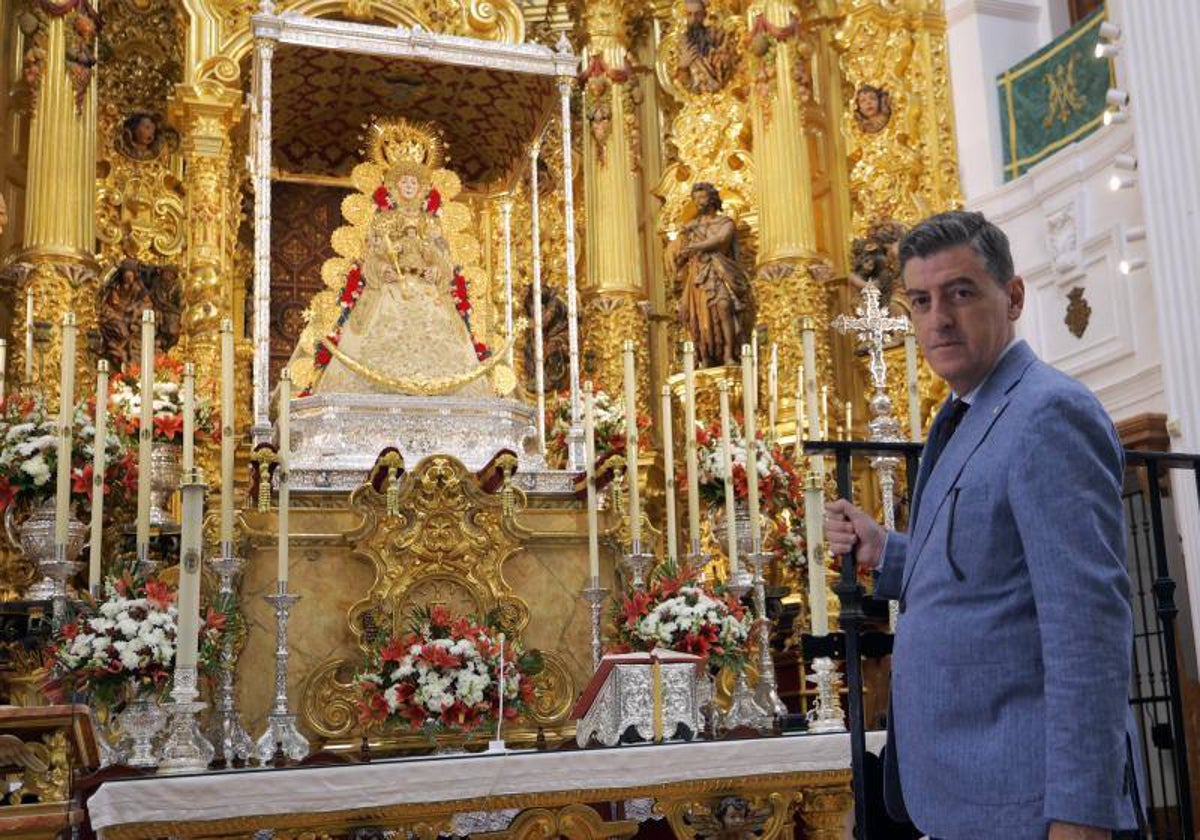 Santiago Padilla posa ante la Virgen del Rocío, preparada en su paso para la romería