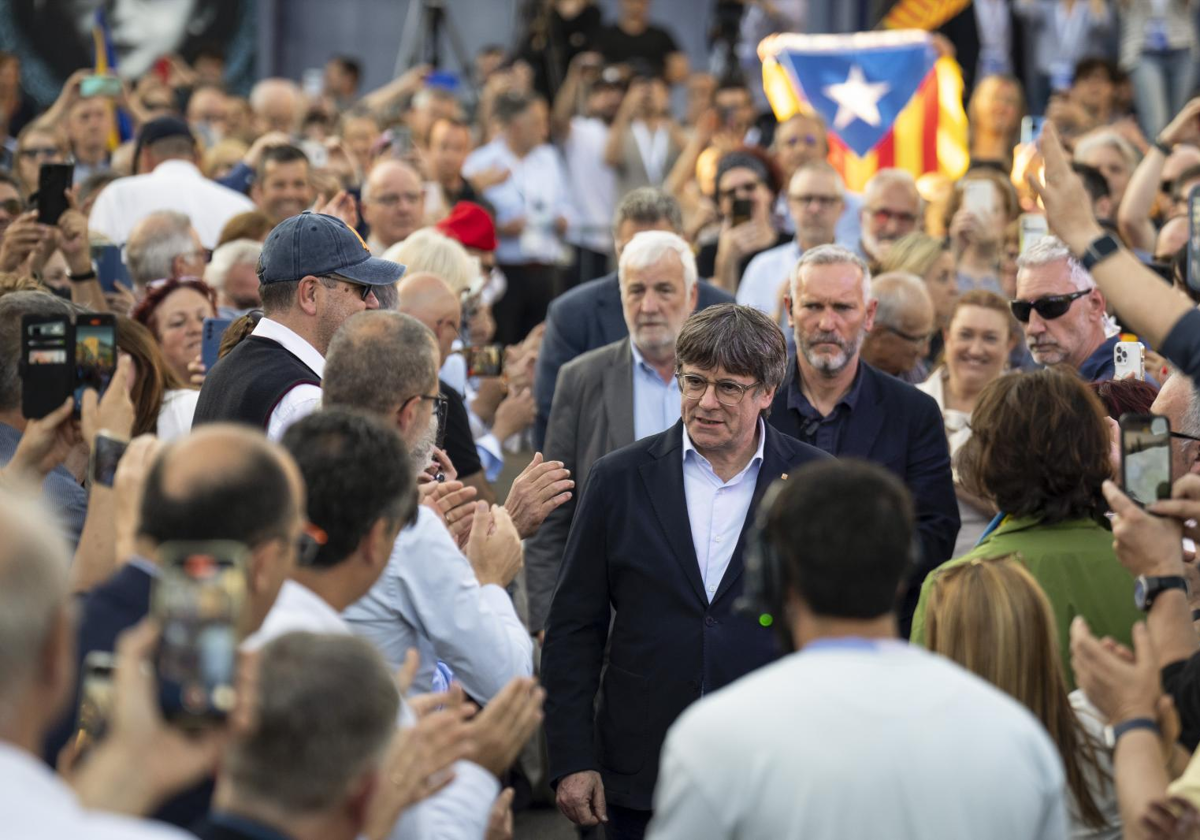 Carles Puigdemont, este viernes, llegando al mitin de cierre de campaña de Junts, en Elna (Francia)