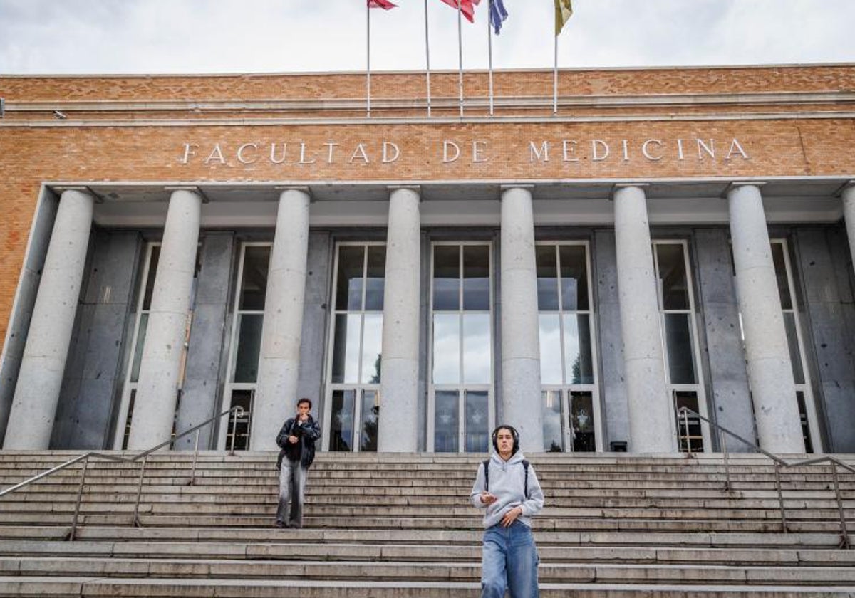 Entrada de la Facultad de Medicina de la Universidad Complutense de Madrid