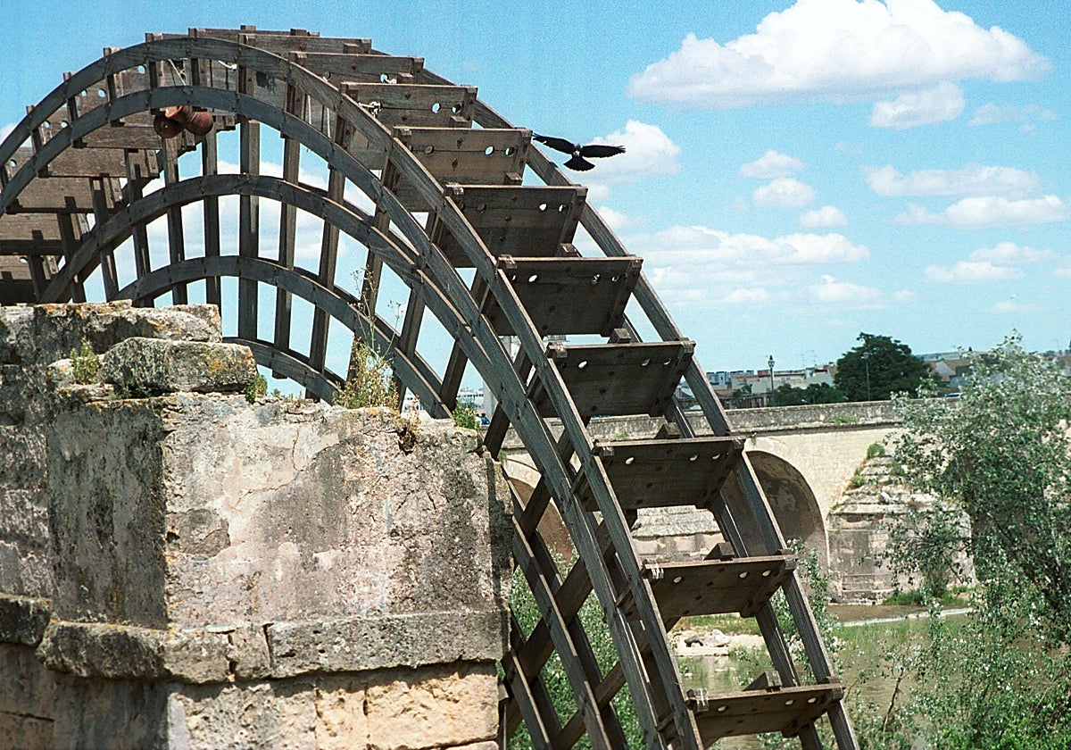 El Molino de la Albolafia se encuentra entre el Puente Romano y el Alcázar de los Reyes Cristianos