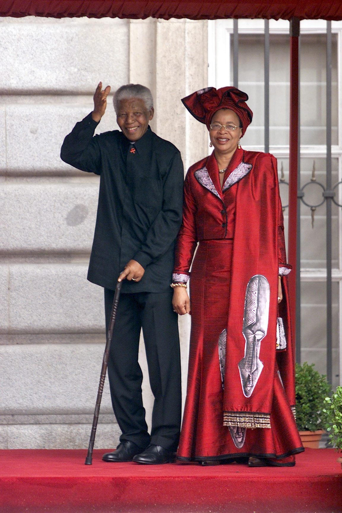 Nelson Mandela junto a su mujer Graça Machel, ambos Premio Príncipe de Asturias. El expresidente de Sudáfrica mantenía una relación muy afectiva con el Rey Felipe, quien estuvo en su toma de posesión como presidente. De hecho, cuando el sudafricano falleció en 2013, Don Felipe recordó en el estadio FNB de Johannesburgo (Sudáfrica), donde se celebró la misa en memoria del fallecido, la asistencia del expresidente a su boda en 2004: «Fue muy apreciado». «Ha sido un hombre querido y respetado en todo el mundo. Uno de los grandes hombres que marcan el final del siglo XX y el inicio del siglo XXI», señaló el entonces Heredero a la Corona.