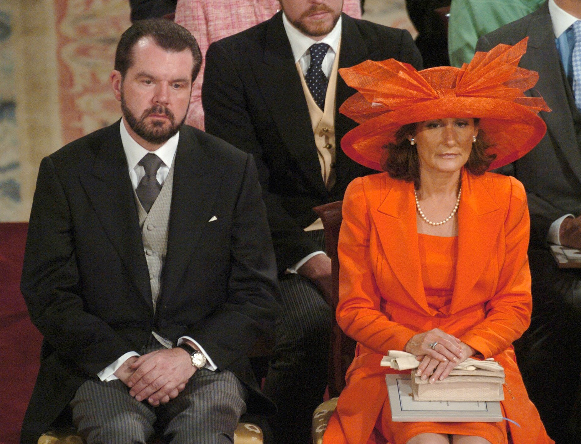 Los padres de Doña Letizia, Jesús Ortiz y Paloma Rocasolano, juntos en el interior de la catedral de la Almudena. Los progenitores de la Reina se separaron en 1998. Un año después, Jesús Ortiz comenzó una relación con la experta en comunicación institucional Ana Togores, con la que se casó también en 2004, cuando Don Felipe y Doña Letizia volvieron de su luna de miel. La comunicadora asistió a la boda de los Príncipes de Asturias. En el banquete, Jesús y Paloma se colocaron en la mesa presidencial y Ana tuvo un asiento asignado en la mesa de los familiares más cercanos a Doña Letizia. 