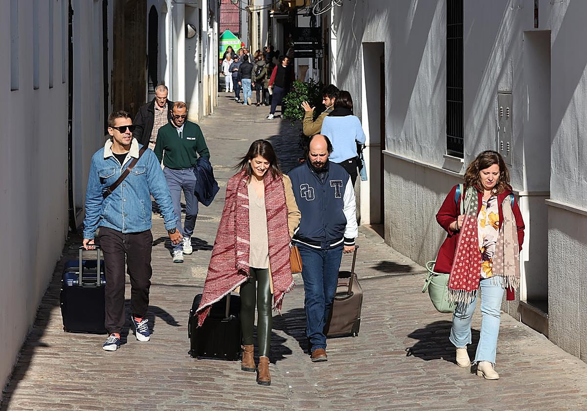 Turistas, con sus maletas en el Casco de Córdoba