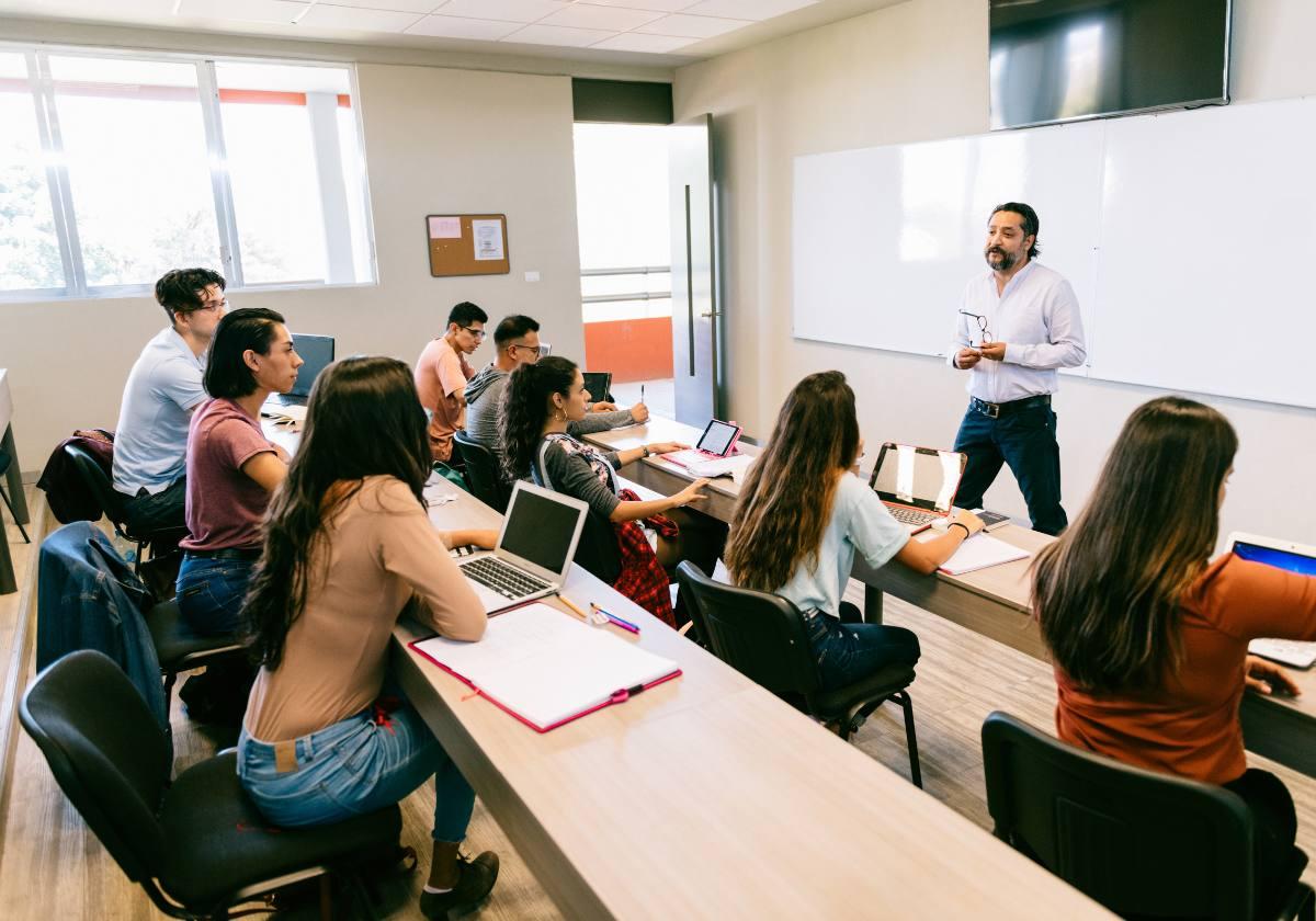 Estudiantes en una clase de universidad