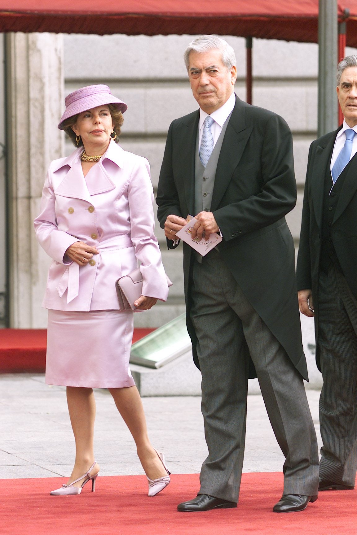 Mario Vargas Llosa acudió junto a su entonces mujer Patricia Llosa Urquidi a la Almudena. Siete años después, Don Juan Carlos le concedería al Premio Nobel de Literatura el título de Marqués de Vargas Llosa por «su extraordinaria contribución, apreciada universalmente, a la Literatura y a la Lengua española, que merece ser reconocida de manera especial».