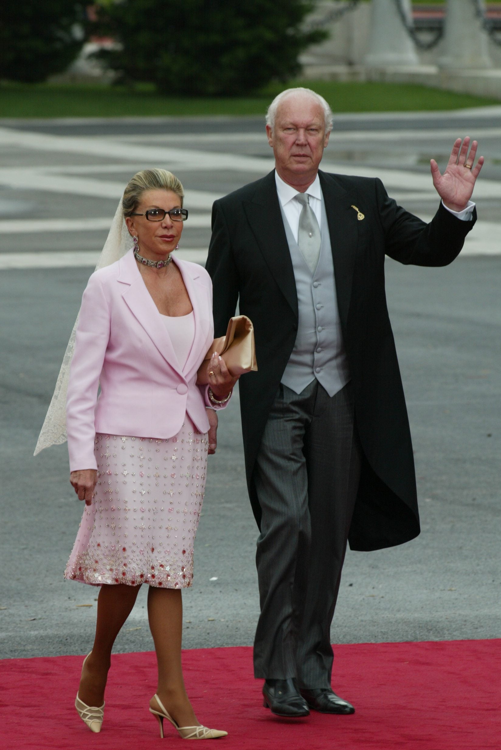 Víctor Manuel de Saboya asistió con su mujer, Marina Doria, a la celebración. El Príncipe italiano se convirtió en uno de los protagonistas de la boda de los Príncipes de Asturias. En la cena privada que los Reyes ofrecieron en el Palacio de la Zarzuela, el aristócrata llegó a las manos con su primo Amadeo de Aosta, pretendiente como Víctor Manuel al trono de Italia. Al parecer, la discusión giraba en torno a los derechos dinásticos sobre el país vecino. El mismo Don Juan Carlos se vio en la obligación de separarlos y mediar entre ellos. «¡Nunca más!», expresó el monarca, según las informaciones y los invitados que fueron testigos de la pelea familiar. 