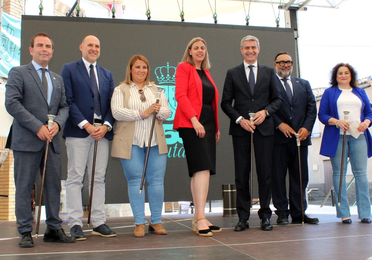 La alcaldesa Lorena Muñoz, junto al delegado de la Junta en Toledo, Álvaro Gutiérrez y otras auroridades