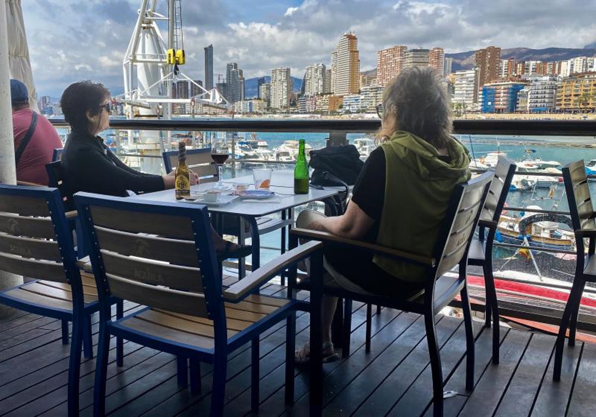 Turistas en la terraza de un bar en Benidorm.