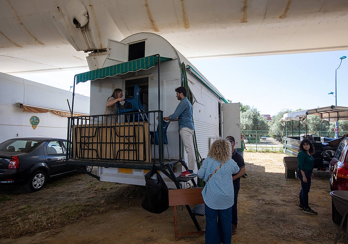 Las carriolas de la Macarena en plena preparación en los bajos del puente del Alamillo