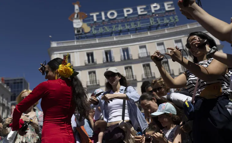 Imagen principal - Profesionales y público bailan al ritmo de música hindú, castañuelas y hip-hop 