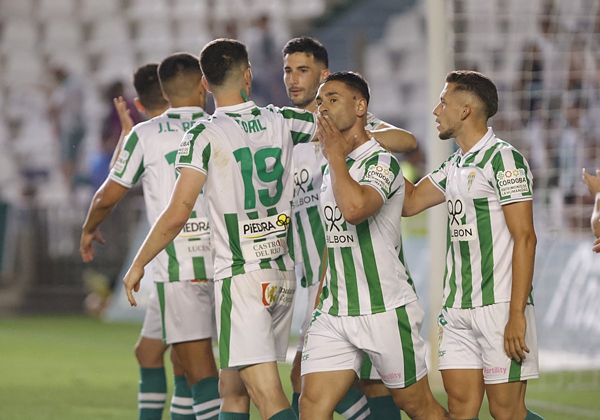 El blanquiverde Kike Márquez celebra con sus compañeros el tercer gol