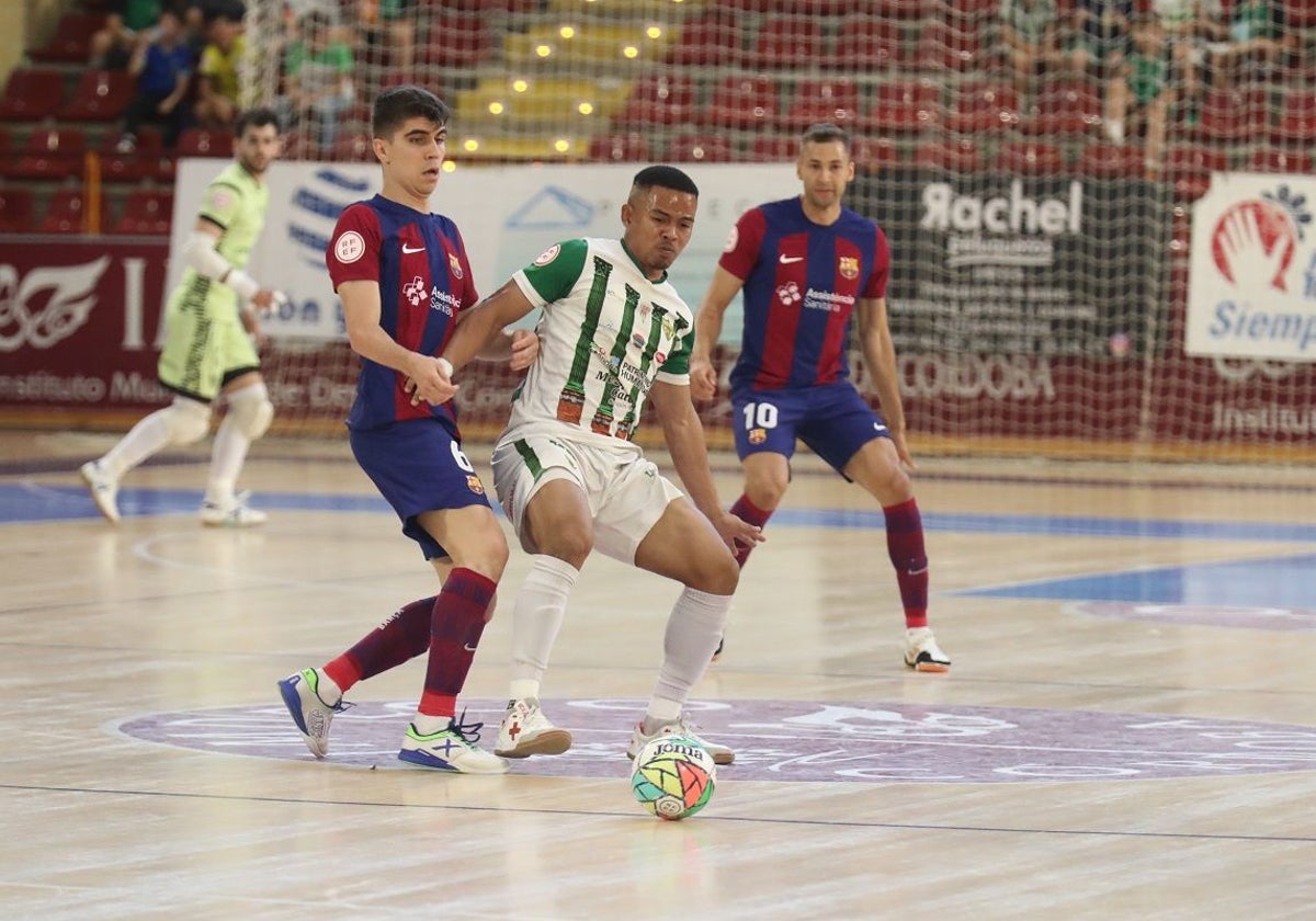 Un jugador del Córdoba Patrimonio, presionado por dos del Barça