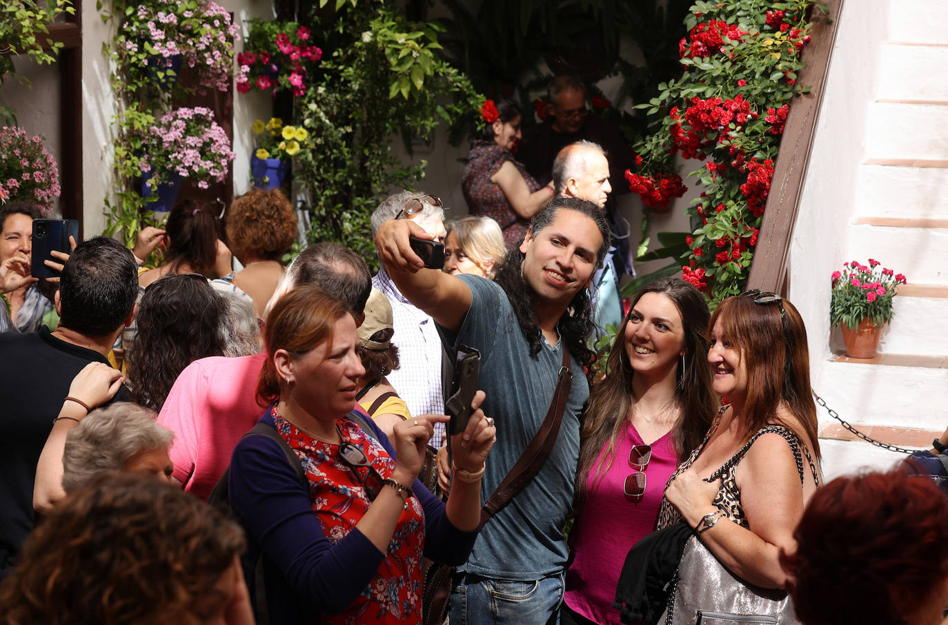 Las imponentes colas del último sábado de los Patios de Córdoba, en imágnes