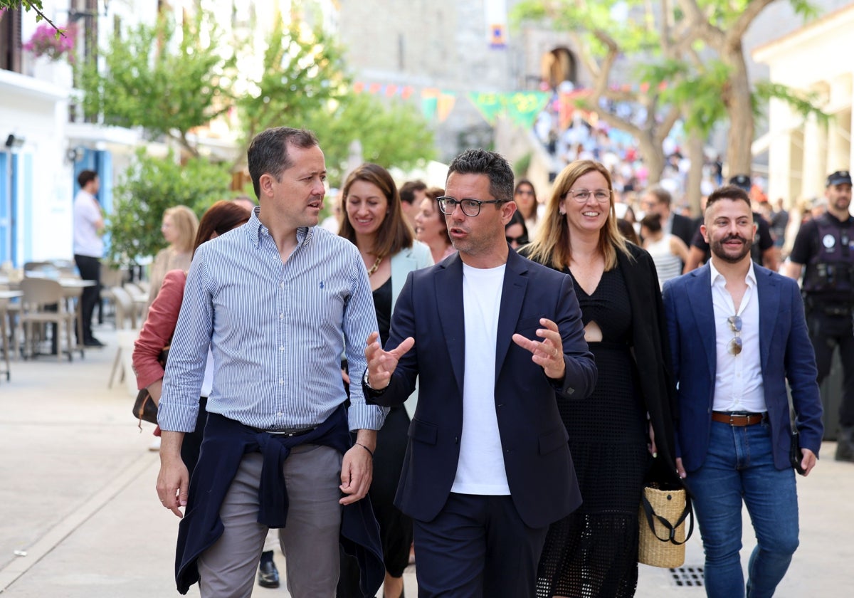 El alcalde de Toledo, Carlos Velázquez, con el alcalde de ibiza, Rafael Triguero