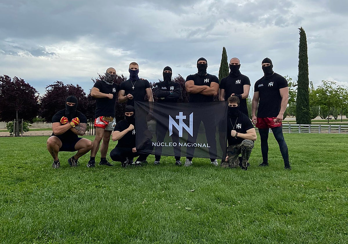 Miembros jóvenes del nuevo grupo con pasamontañas, en una imagen tomada con su bandera y eslogan, recién creados