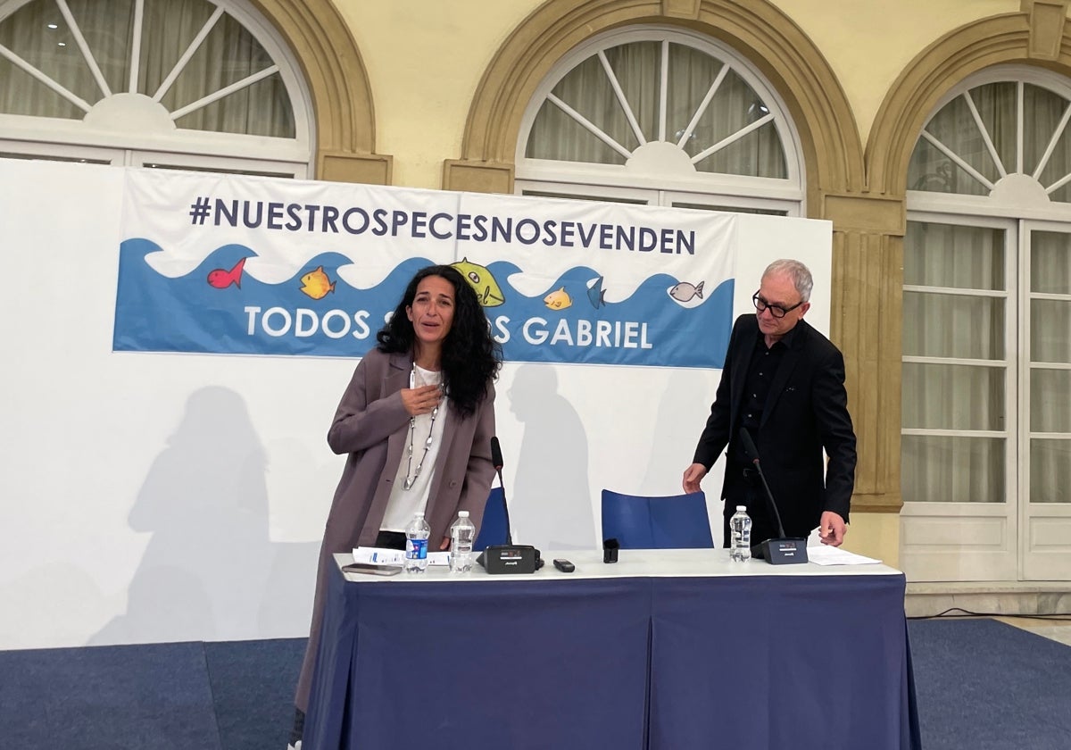 Patricia Ramírez, madre de Gabriel, y su psicólogo, Francisco Martín, antes de comenzar la rueda de prensa