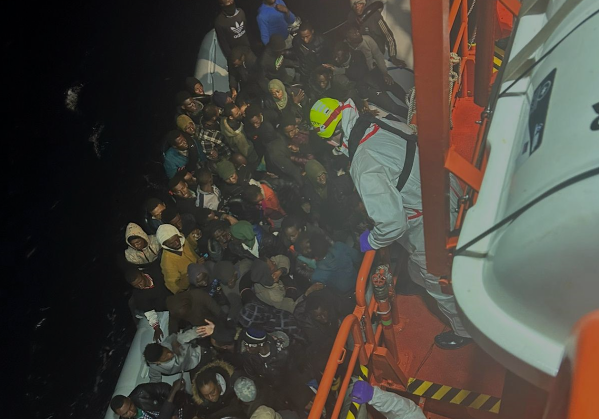 Rescate de una de las neumáticas localizadas en aguas de Lanzarote