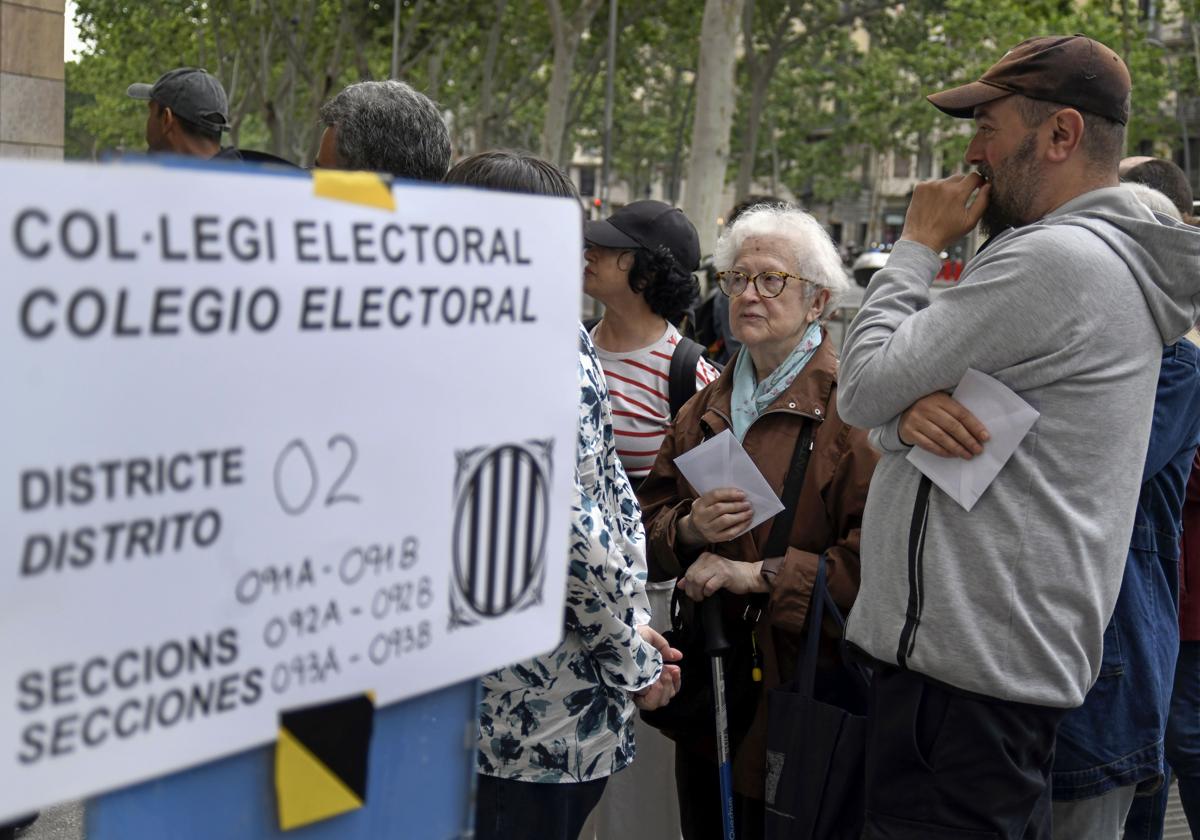Ciudadanos en la entrada de un colegio electoral de Barrcelona