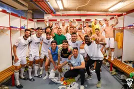 Celebración en el vestuario de los jugadores del Albacete tras su victoria por 1-0 frente al Leganés