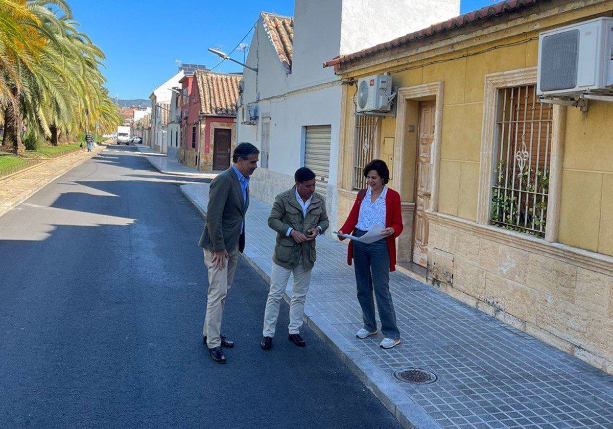 El concejal de Infraestructuras, Miguel Ruiz Madruga, en la calle en que se han hecho las obras