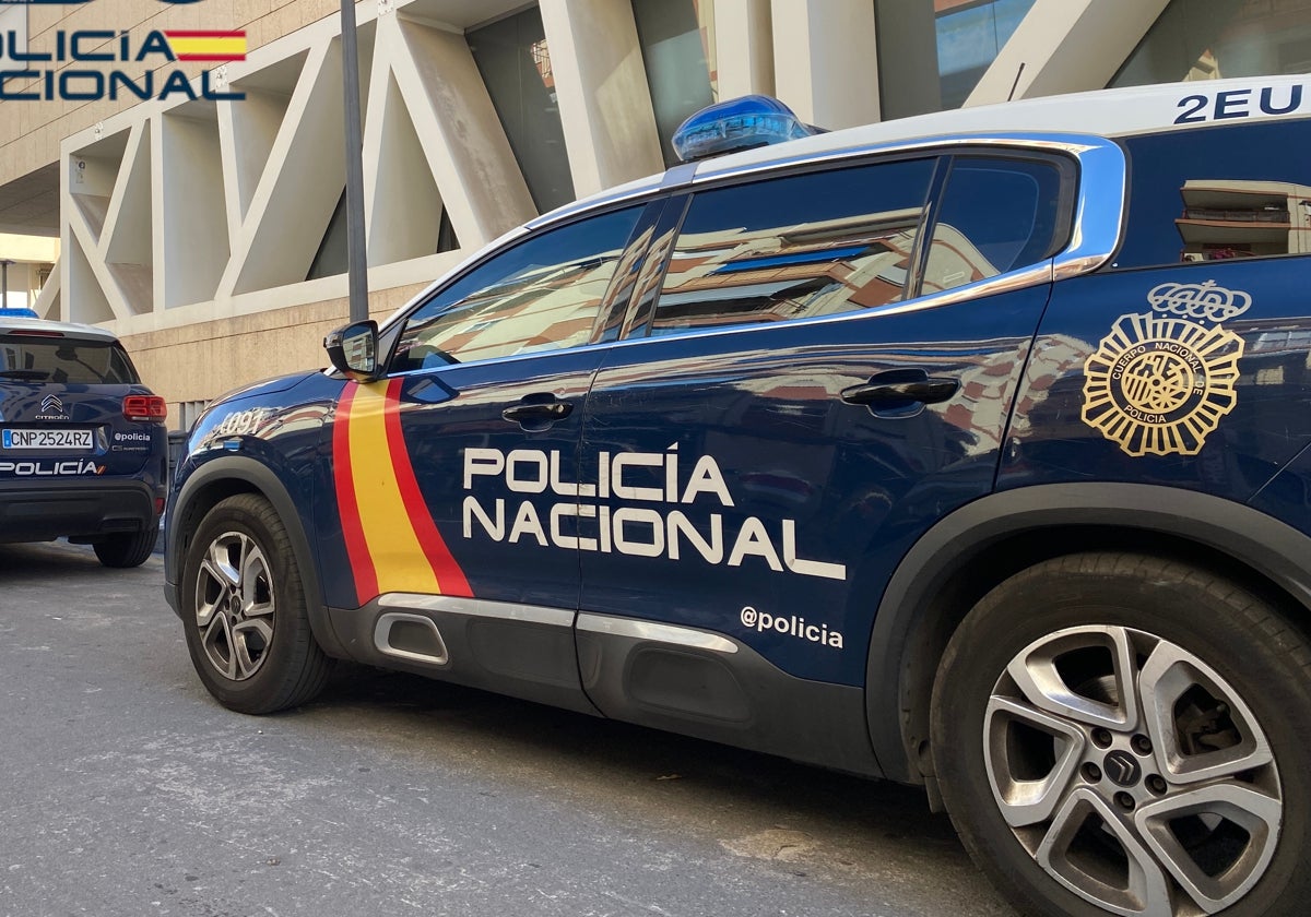 Coches patrulla de la Policía Nacional en la Comisaría Provincial de Alicante.