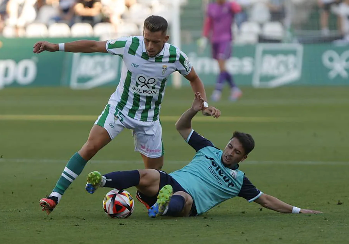 El blanquiverde Isma Ruiz pelea el balón ante un rival en El Arcángel