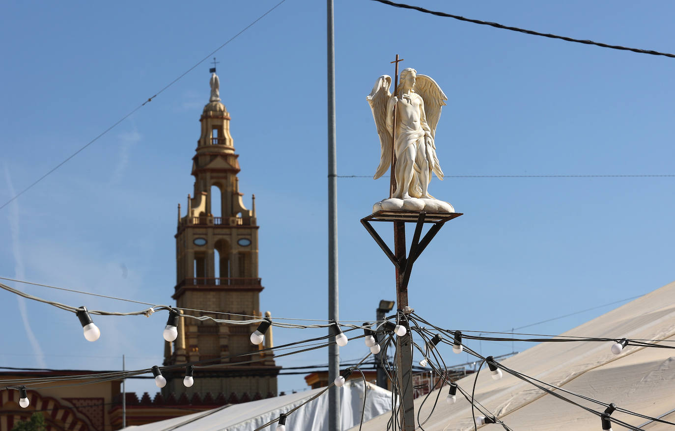 El montaje de las casetas y atracciones de la Feria de Córdoba, en imágenes