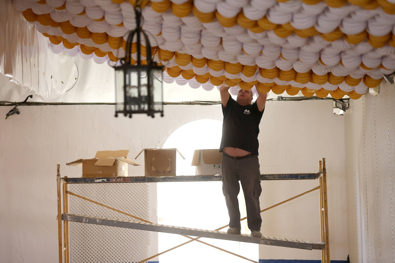 El montaje de las casetas y atracciones de la Feria de Córdoba, en imágenes