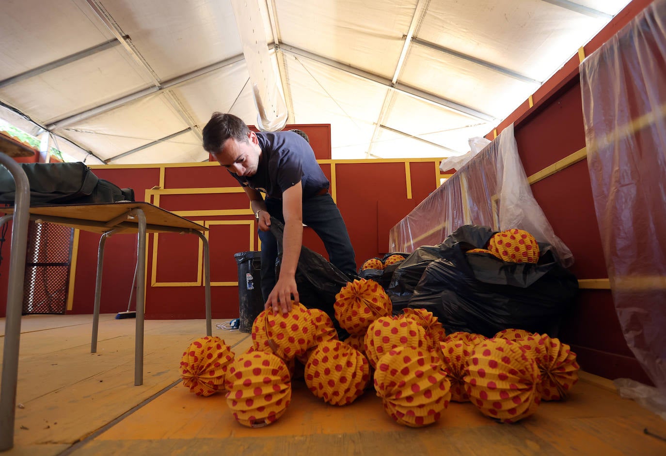 El montaje de las casetas y atracciones de la Feria de Córdoba, en imágenes