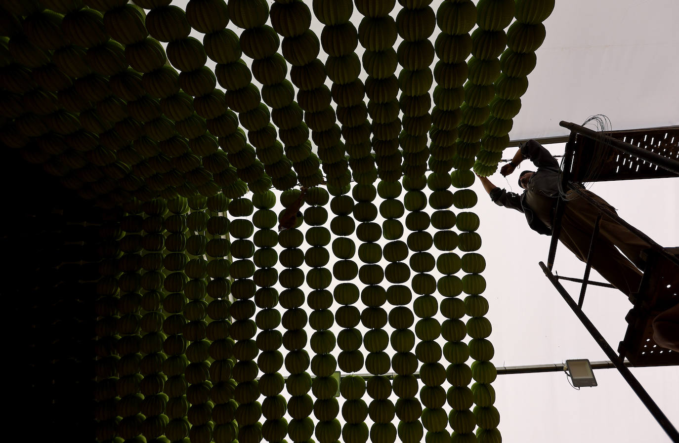 El montaje de las casetas y atracciones de la Feria de Córdoba, en imágenes