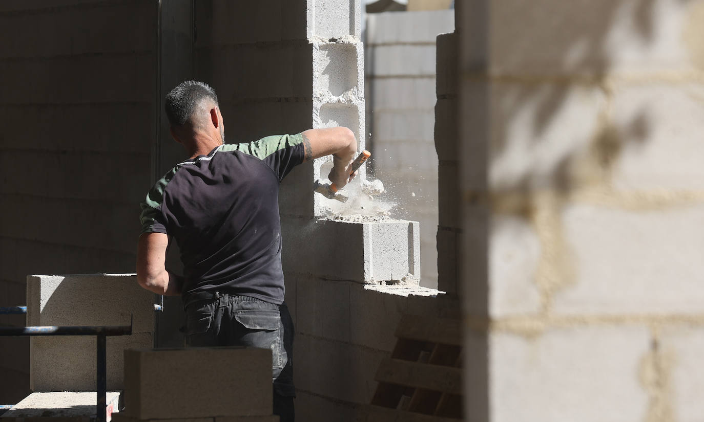 El montaje de las casetas y atracciones de la Feria de Córdoba, en imágenes