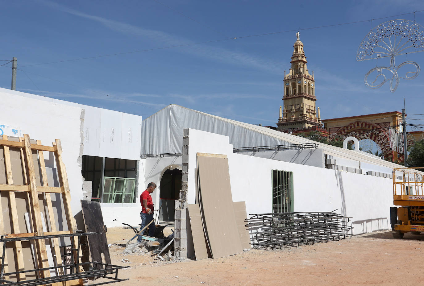 El montaje de las casetas y atracciones de la Feria de Córdoba, en imágenes