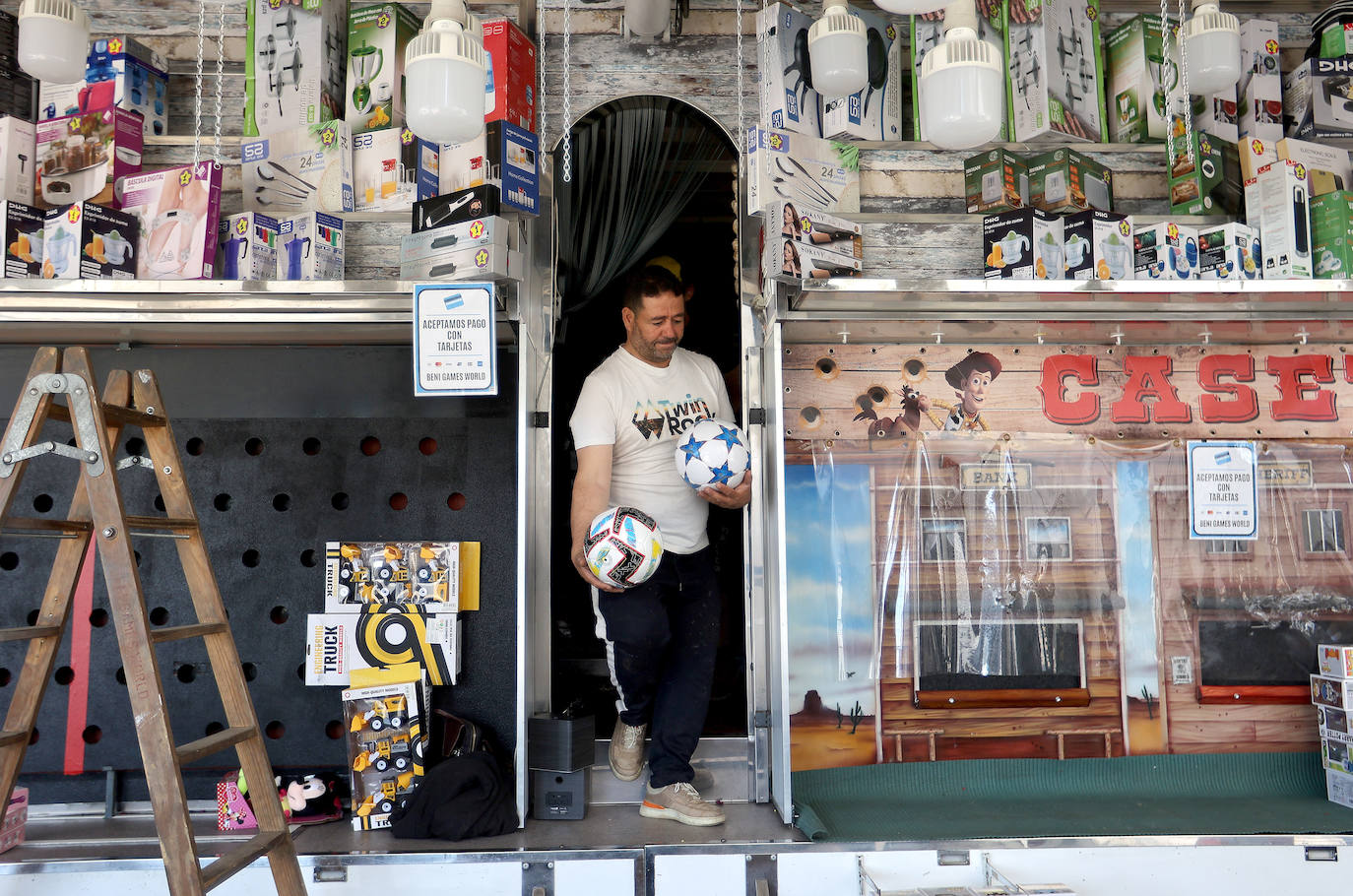 El montaje de las casetas y atracciones de la Feria de Córdoba, en imágenes