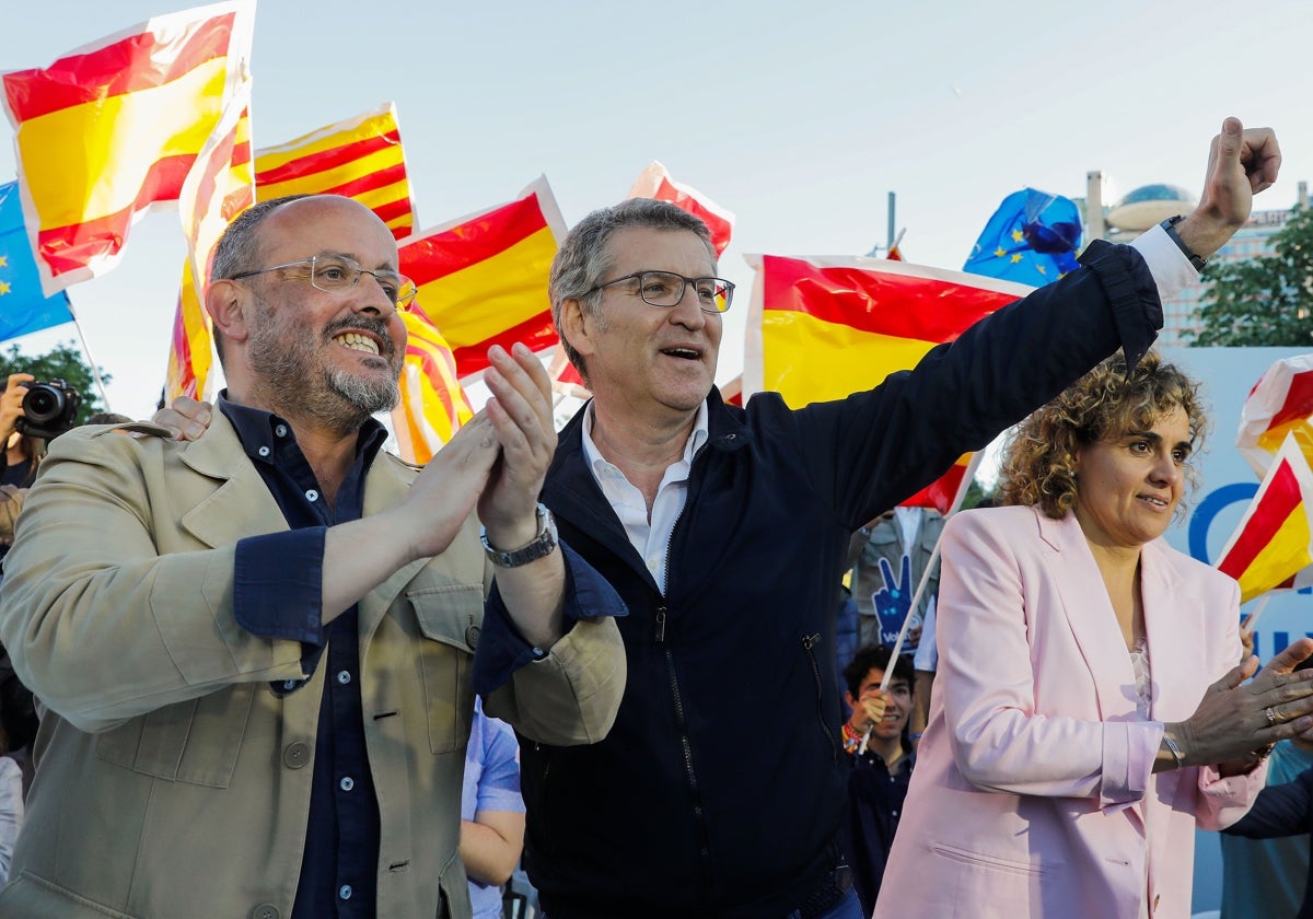 Alejandro Fernández y Alberto Núñez Feijóo, en el cierre de la campaña de las catalanas
