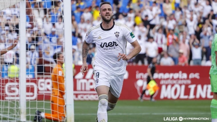 Higinio celebra su gol ante el meta leganense Conde