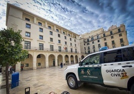 Un hombre acusado de hacerse pasar por Guardia Civil para engañar a una mujer en un bar se enfrenta a dos años y medio de cárcel