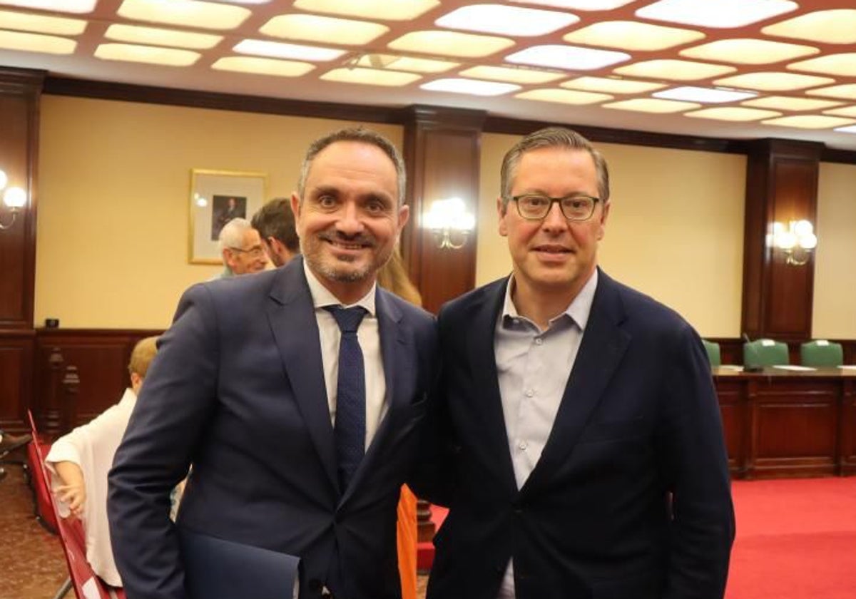 El alcalde de Móstoles, Manuel Bautista, con el secretario general del PP de Madrid, Alfonso Serrano