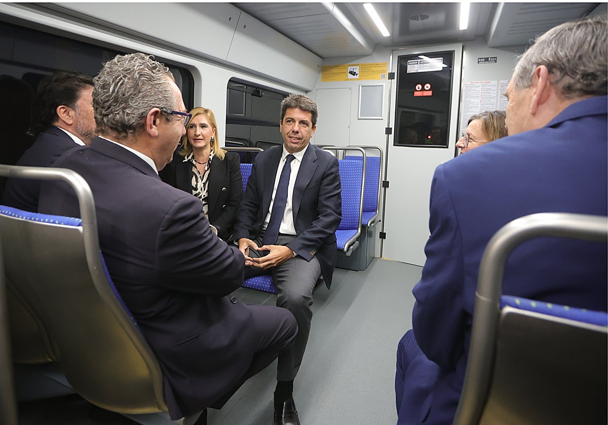El presidente de la Generalitat Valenciana, Carlos Mazón, a bordo del Tram de Alicante.