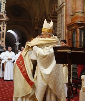 Imagen secundaria 2 - Arriba, el obispo con una de las participantes, que aparecen debajo durante la misa. A la derecha, Demetrio Fernández abraza al sacerdote que irá a la misión