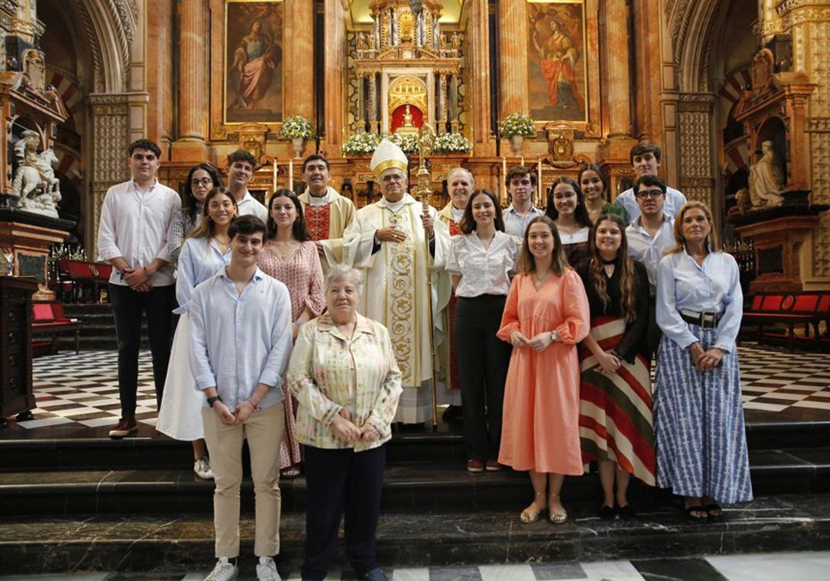 El obispo, con los participantes en la misión